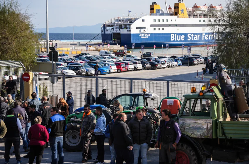  Μυτιλήνη: Χωρίς επιβάτες έφυγε το “Διαγόρας”- Αγρότες απέκλεισαν την είσοδο (vid)
