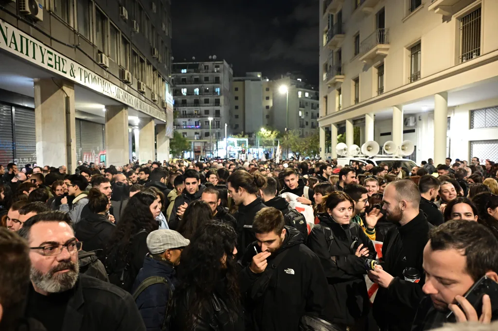 Συγκέντρωση αγροτών και κτηνοτρόφων έξω από το υπ. Αγροτικής Ανάπτυξης (εικόνες) 4 6771202