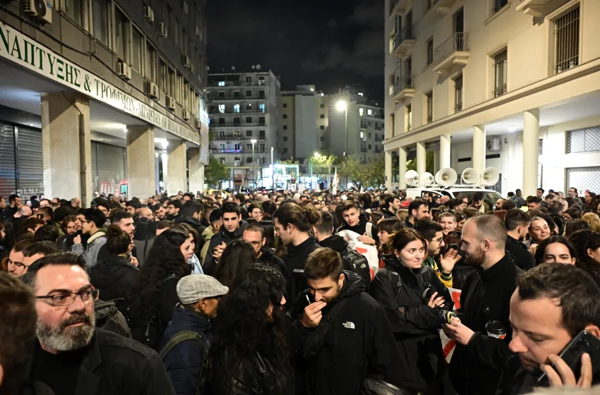 Συγκέντρωση αγροτών και κτηνοτρόφων έξω από το υπ. Αγροτικής Ανάπτυξης (εικόνες)