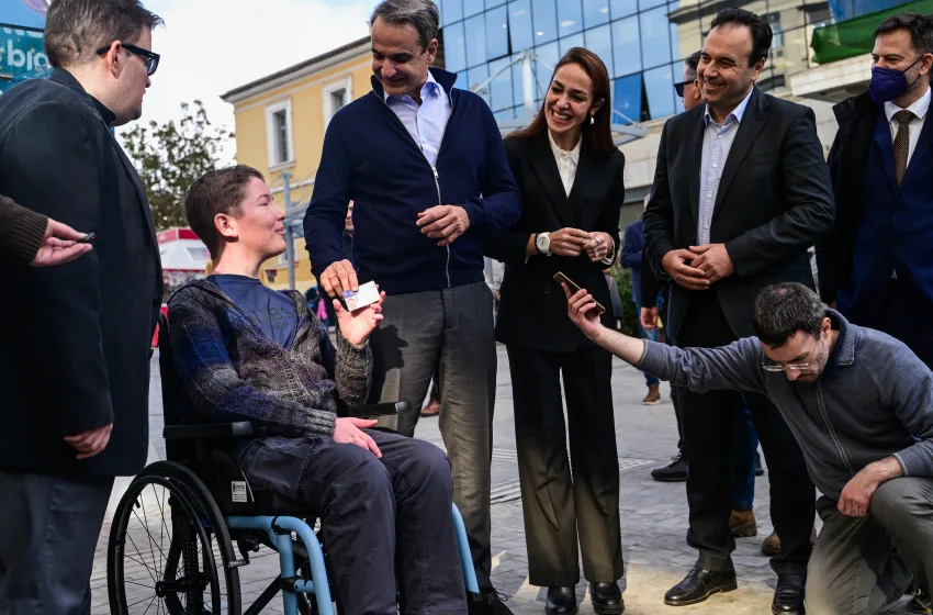  Ο  Μητσοτάκης είδε από κοντά στο Μετρό τις νέες παροχές για ΑμεΑ, με την κάρτα αναπηρίας