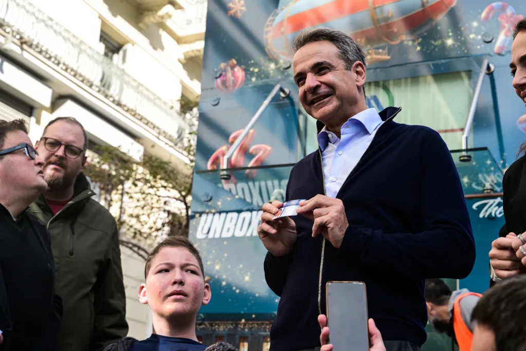 Ο Μητσοτάκης είδε από κοντά στο Μετρό τις νέες παροχές για ΑμεΑ, με την κάρτα αναπηρίας 3 6773025