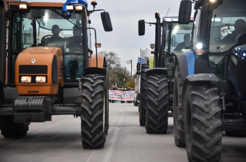  Σκληραίνουν τη στάση τους οι αγρότες – Κλειστό το τελωνείο των Ευζώνων και τα διόδια των Μαλγάρων