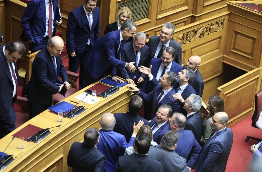  Με 159 “ναι” και 136 “όχι” πέρασε από τη Βουλή ο προϋπολογισμός