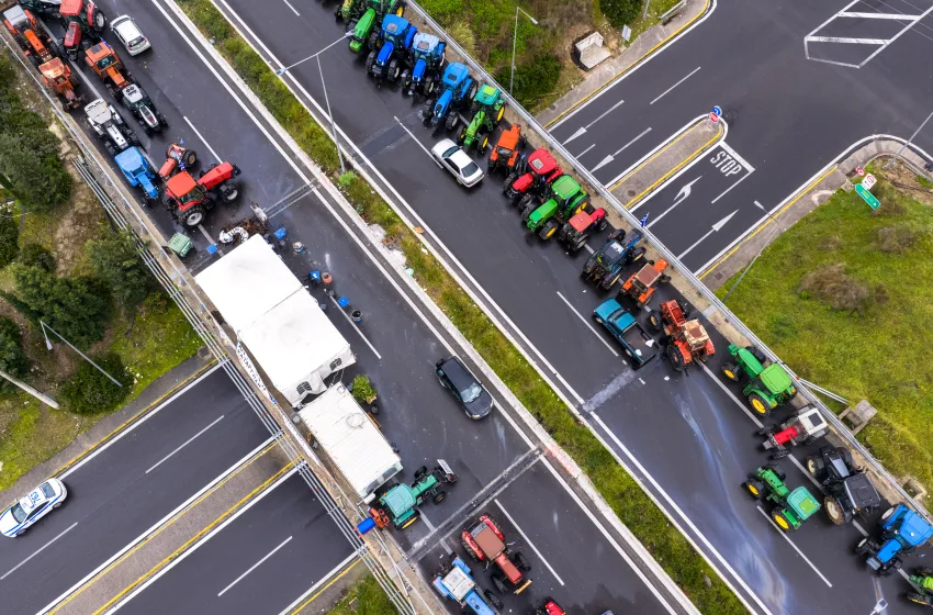  Αγρότες από Νίκαια: “Παραμένουμε στα μπλόκα, απέτυχε κάθε προσπάθεια κοινωνικού αυτοματισμού”