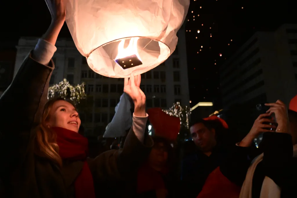 Μαγικές εικόνες: Χιλιάδες φαναράκια φώτισαν την Αθήνα τη Νύχτα των Ευχών (vid) 4 6793750