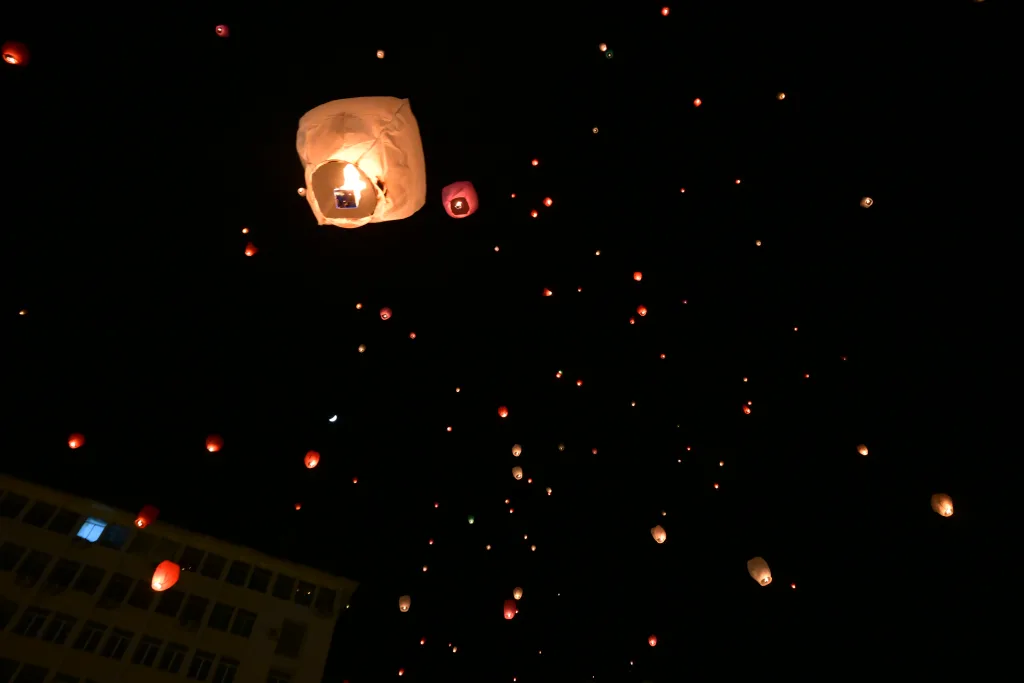 Μαγικές εικόνες: Χιλιάδες φαναράκια φώτισαν την Αθήνα τη Νύχτα των Ευχών (vid) 6 6793776