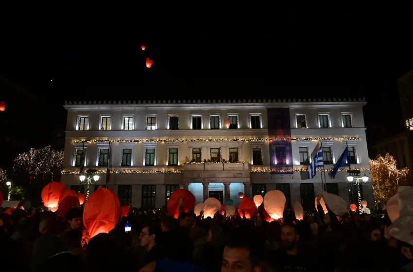  Μαγικές εικόνες: Χιλιάδες φαναράκια φώτισαν την Αθήνα τη Νύχτα των Ευχών (vid)