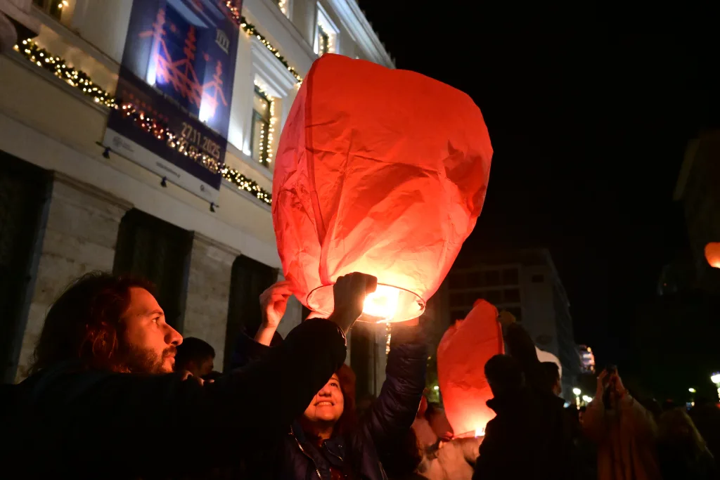 Μαγικές εικόνες: Χιλιάδες φαναράκια φώτισαν την Αθήνα τη Νύχτα των Ευχών (vid) 5 6793803