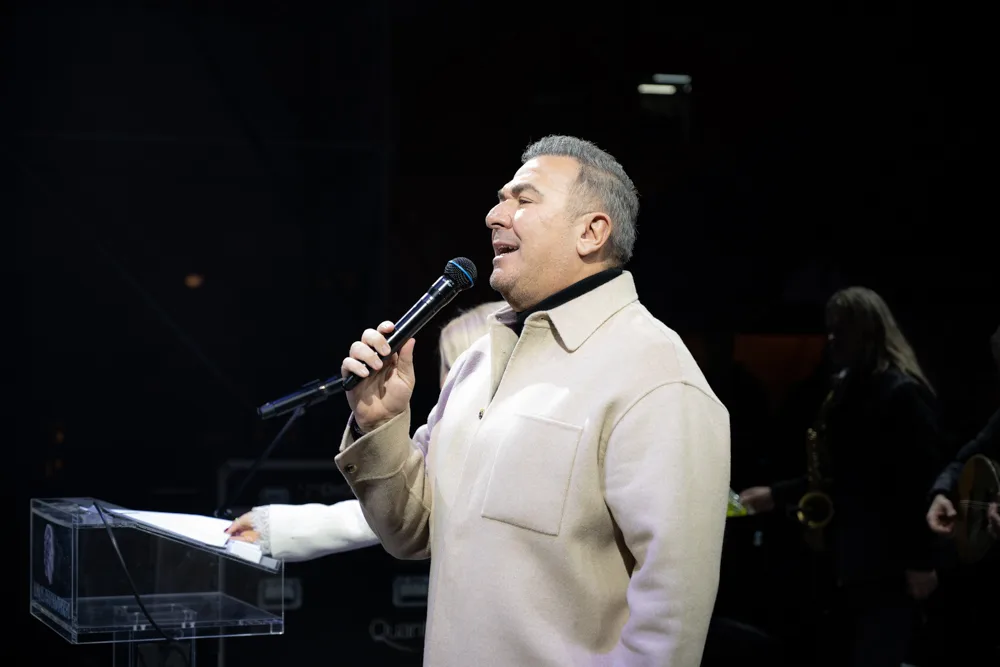 Χριστουγεννιάτικη μαγεία στην πλατεία Αριστοτέλους με τον Αντώνη Ρέμο – Η εντυπωσιακή συναυλία στη φωταγώγηση του δέντρου από το Πρωτοχρονιάτικο Λαχείο και τη Next Step Media Group 15 7 1