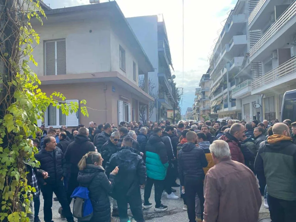 Καρδίτσα: Ένταση με αγρότες έξω από το γραφείο του υπουργού Αγροτικής Ανάπτυξης Κώστα Τσιάρα 6 7