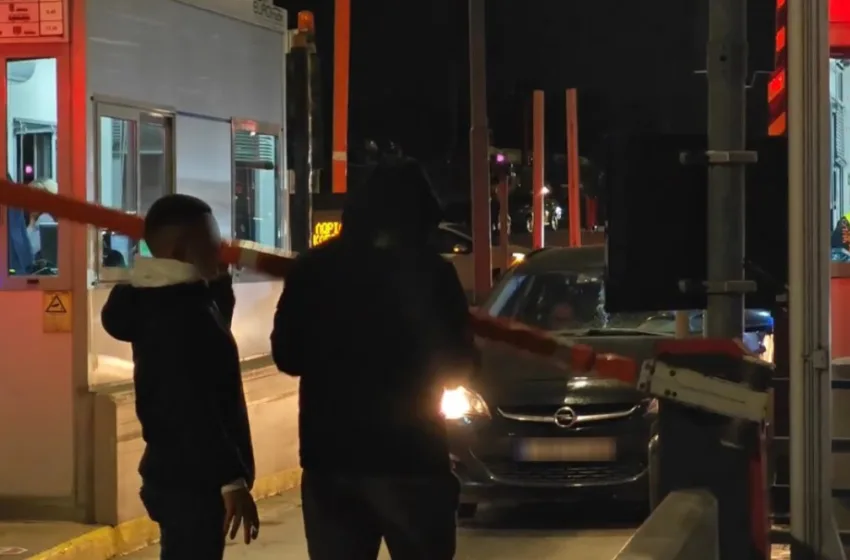  Οι αγρότες άνοιξαν τα διόδια στις Αφίδνες και την Τραγάνα