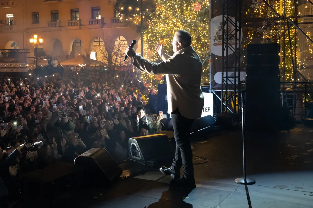 Χριστουγεννιάτικη μαγεία στην πλατεία Αριστοτέλους με τον Αντώνη Ρέμο – Η εντυπωσιακή συναυλία στη φωταγώγηση του δέντρου από το Πρωτοχρονιάτικο Λαχείο και τη Next Step Media Group 13 9