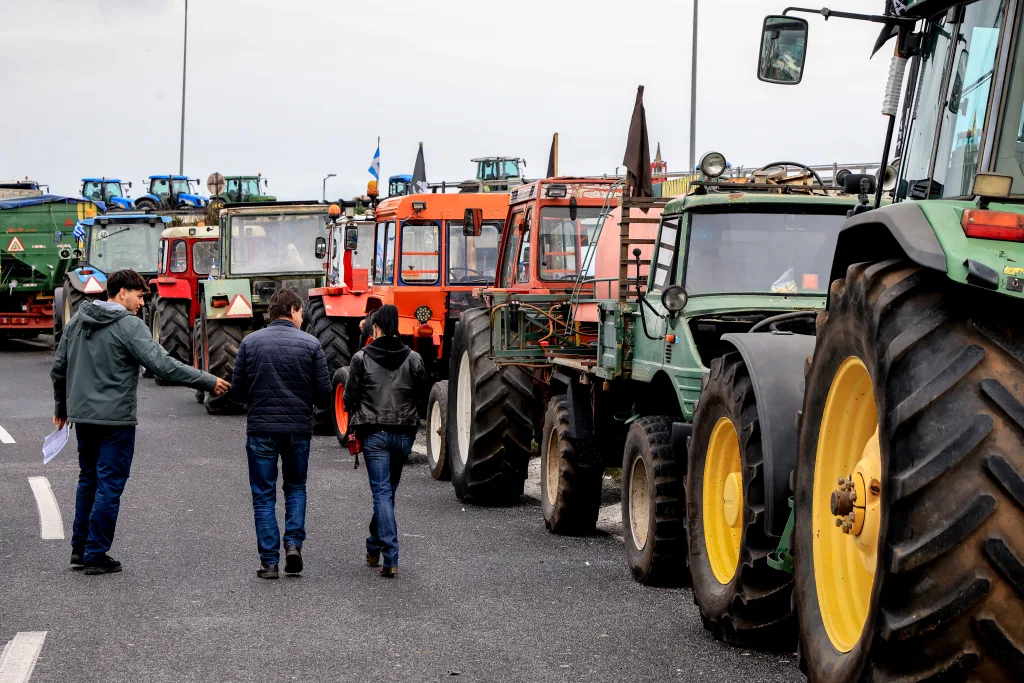 Νέα μπλόκα αγροτών– Επ’ αόριστον αποκλεισμός από Δευτέρα 8/12 του αεροδρομίου Ηρακλείου 5 AGROTES 13
