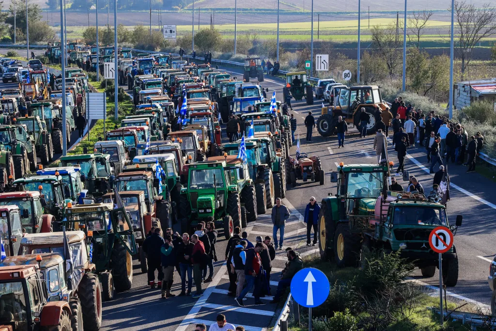 Νέα μπλόκα αγροτών– Επ’ αόριστον αποκλεισμός από Δευτέρα 8/12 του αεροδρομίου Ηρακλείου 8 AGROTES 16