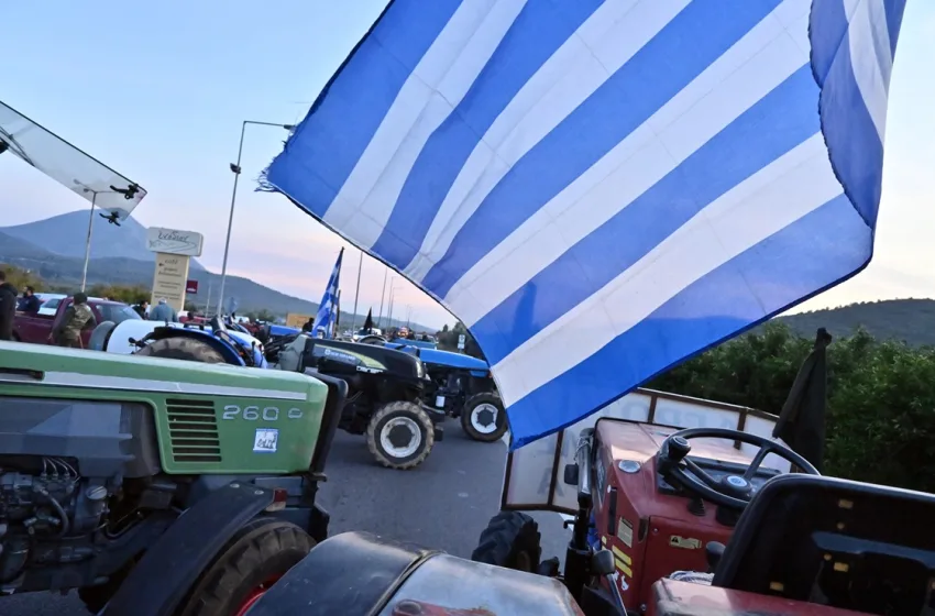  Πάτρα: Αγρότες και κτηνοτρόφοι απέκλεισαν εκ νέου τον κόμβο της Εγλυκάδας