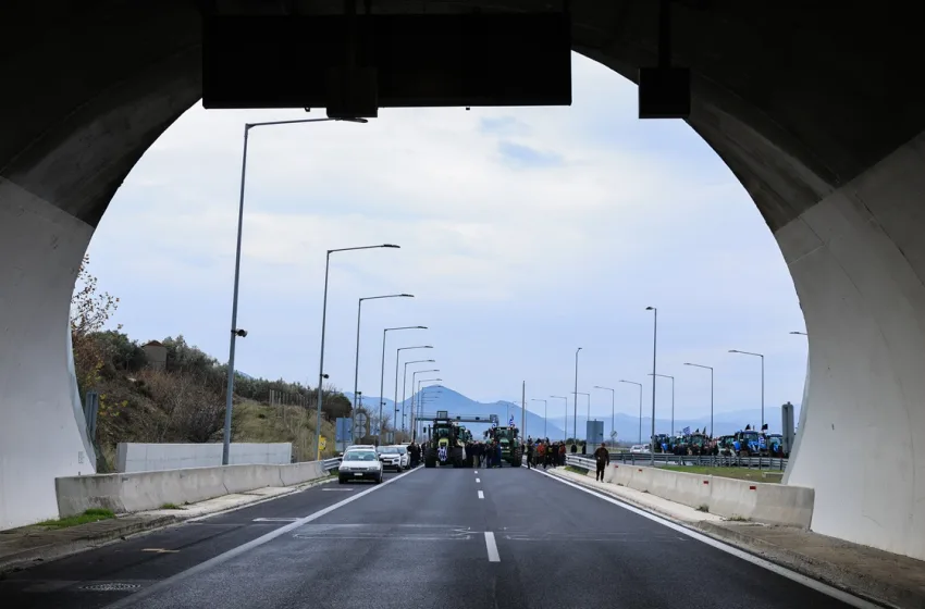  Άνοιξαν οι σήραγγες των Τεμπών-Οι αγρότες τις έκλεισαν για φορτηγά, η τροχαία για όλους