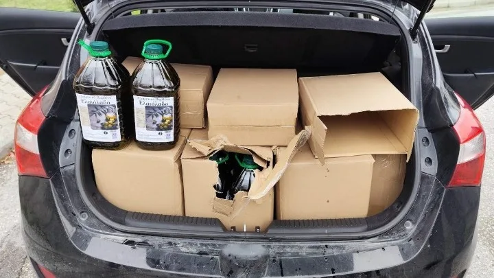  Χειροπέδες σε Έλληνα για παράνομη διακίνηση ελαιόλαδου