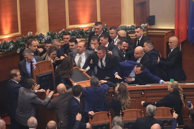  Αλβανία: Χάος στη βουλή-Βουλευτές συγκρούστηκαν με αστυνομικούς(vid)