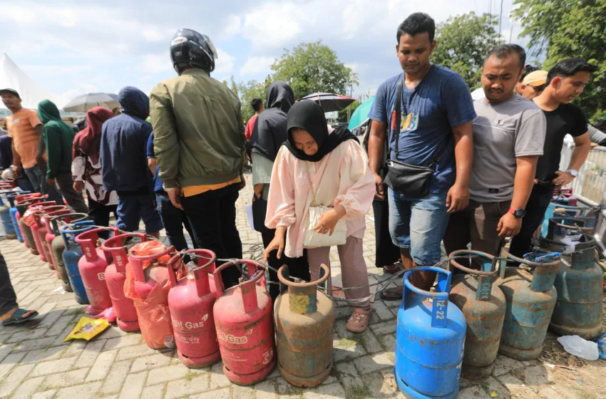  Πάνω από 850 νεκροί στη Σουμάτρα– Ουρές για μία φιάλη υγραερίου