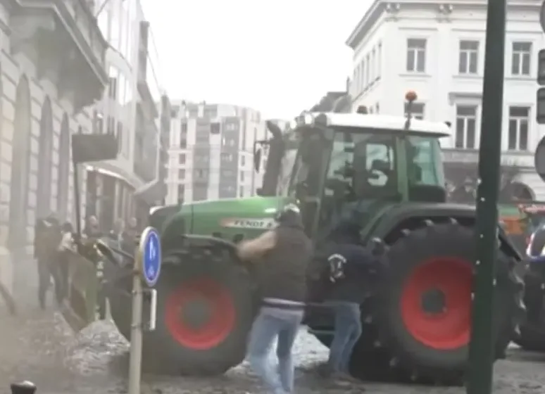  Βρυξέλλες: Άγρια επεισόδια από αγρότες-Επιχείρησαν να μπουν στο Ευρωπαϊκό Κοινοβούλιο