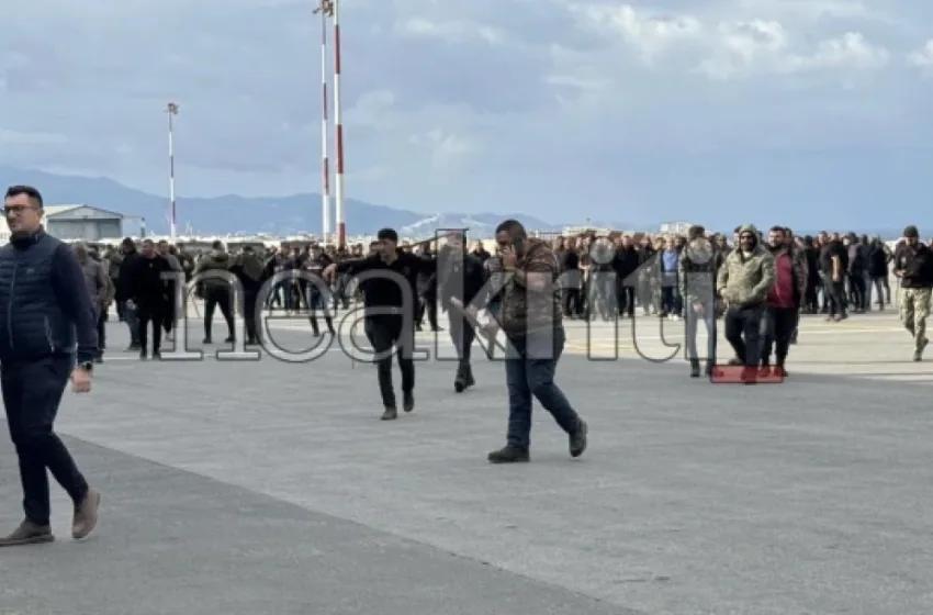  Ηράκλειο:Ανεστάλη η λειτουργία του αεροδρομίου-Μπήκαν στην πίστα οι αγρότες