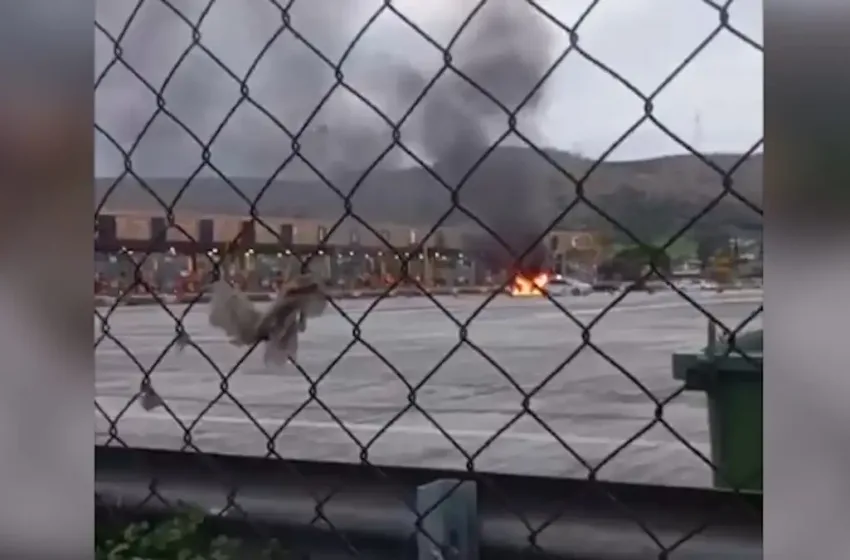  Αυτοκίνητο τυλίχθηκε στις φλόγες στην Αθηνών – Κορίνθου, στα διόδια Καλαμακίου