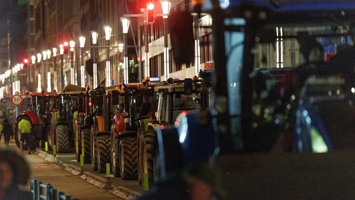  LIVE VIDEO: Επεισόδια με αγρότες στις Βρυξέλλες