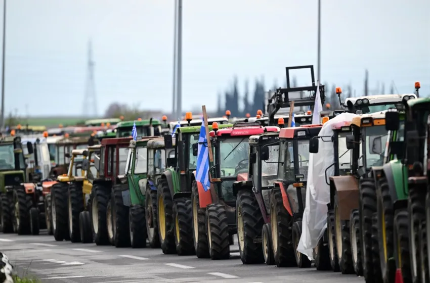  Αγρότες: Στήνουν μπλόκα σε όλη τη χώρα- Σχέδια για αποκλεισμούς σε λιμάνια και αεροδρόμια
