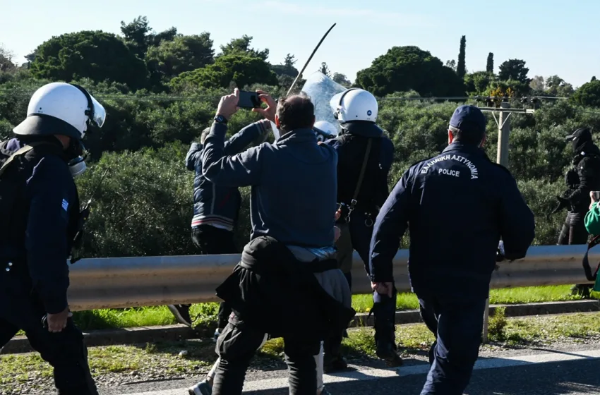  Γέφυρα Ρίου-Αντιρρίου: Ένταση και χημικά στους αγρότες- Αποχώρησαν από το λιμάνι του Βόλου
