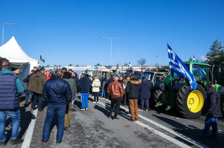  Αγρότες: Αναβρασμός μετά την ξαφνική απόφαση μπλόκων για διάλογο