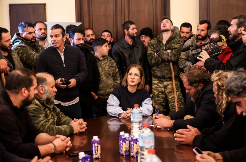  Ηράκλειο:Υπό κατάληψη η Αποκεντρωμένη Διοίκηση από τους αγροκτηνοτρόφους-Βολές κατά Τσιάρα