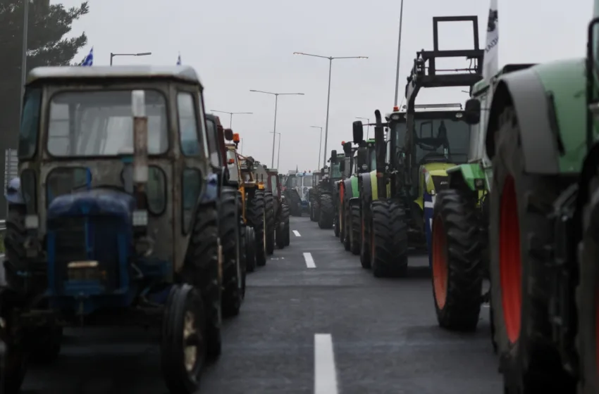  Αγρότες: Μπλόκο και στο κτίριο της ΑΑΔΕ στην Κρήτη-“Δεν είμαστε κλέφτες,είμαστε παραγωγοί”