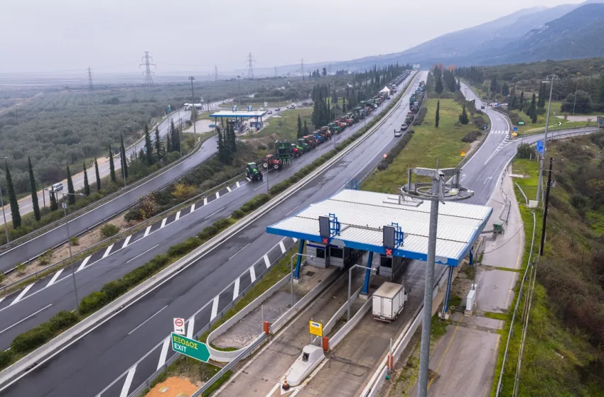  Αγρότες: Στην άκρη τα τρακτέρ, παραμένουν στα μπλόκα-Κλιμάκωση μετά τις γιορτές- Οι κυβερνητικές εκτιμήσεις