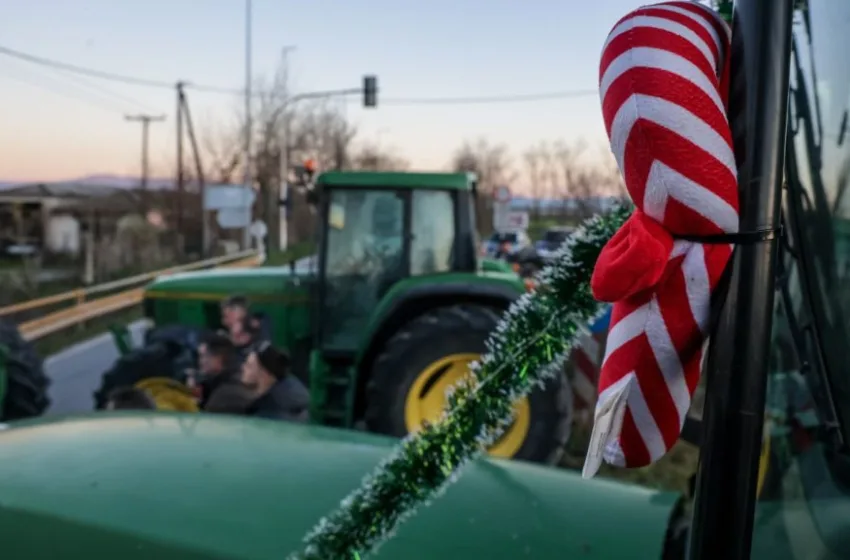  Αγρότες: Αλλαγή χρονιάς στα μπλόκα- Συνεχίζουν αμετακίνητοι, προειδοποιούν για κλιμάκωση μετά τις γιορτές