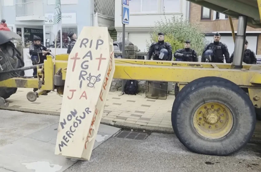  Γαλλία: αγρότες άφησαν φέρετρο και πέταξαν λάχανα έξω από ττη βίλα του Μακρόν(vid)