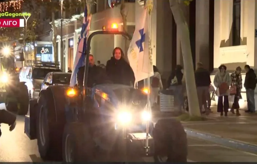  Αγρότες: “Παρέλαση” με τα τρακτέρ μέσα στο κέντρο της Καλαμάτας (vid)