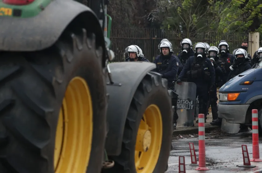  Θεσσαλονίκη: Βίντεο με τρακτέρ να επιχειρεί να σπάσει τον αστυνομικό φραγμό μετά τα χημικά (vid)