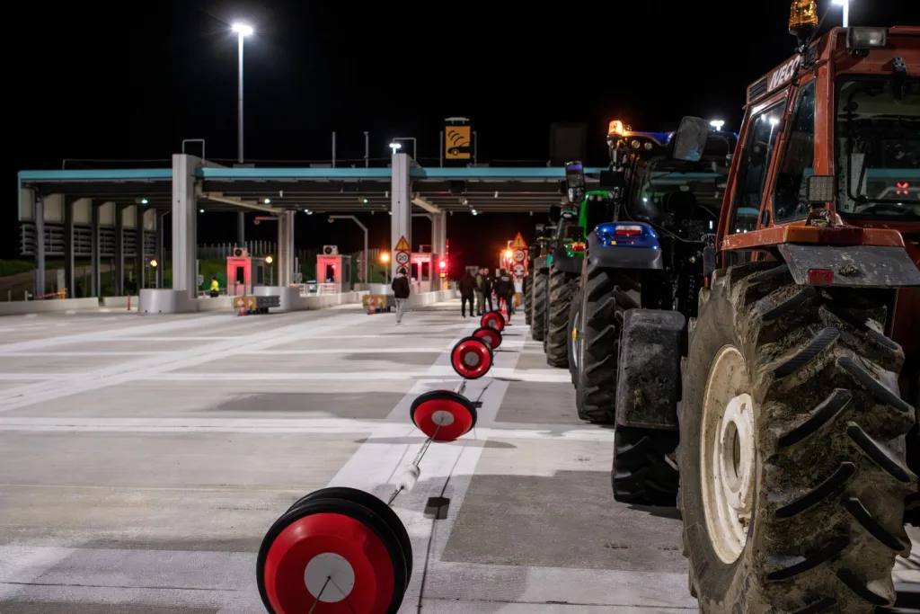 Αγρότες: Κλιμάκωση και εκρηκτικό κλίμα στα μπλόκα-Ποιοι δρόμοι είναι αποκλεισμένοι 10 agrotes pyrgos