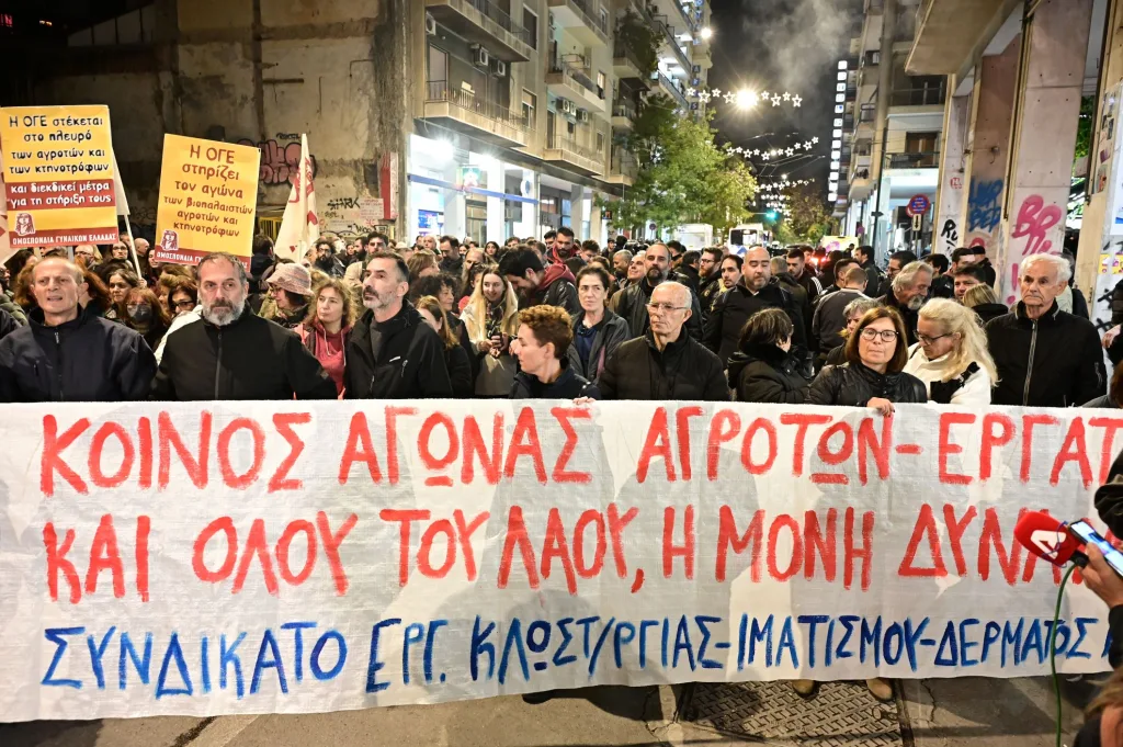 Συγκέντρωση αγροτών και κτηνοτρόφων έξω από το υπ. Αγροτικής Ανάπτυξης (εικόνες) 6 agrotes sygkentrosi ypourgeio
