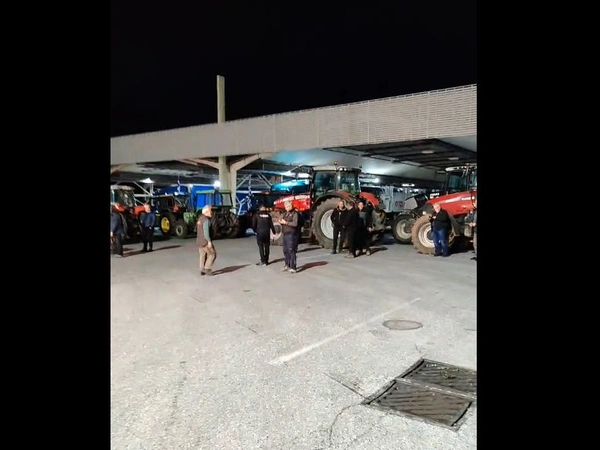  Αγρότες “έσπασαν” τον αστυνομικό φραγμό και απέκλεισαν το τελωνείο Ευζώνων (vid)