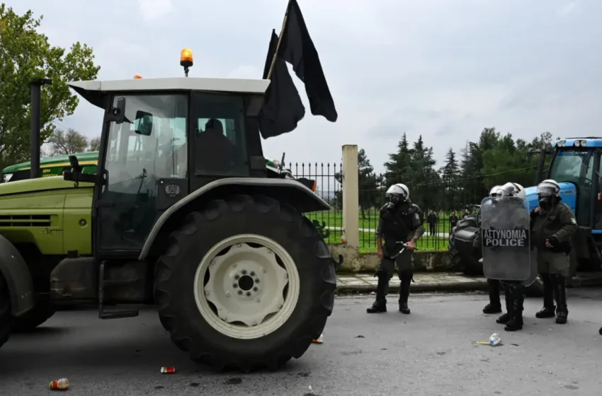  Κλιμακώνουν με νέα μπλόκα οι αγρότες- Δικογραφία για τον οδηγό τρακτέρ που κινήθηκε κατά αστυνομικών