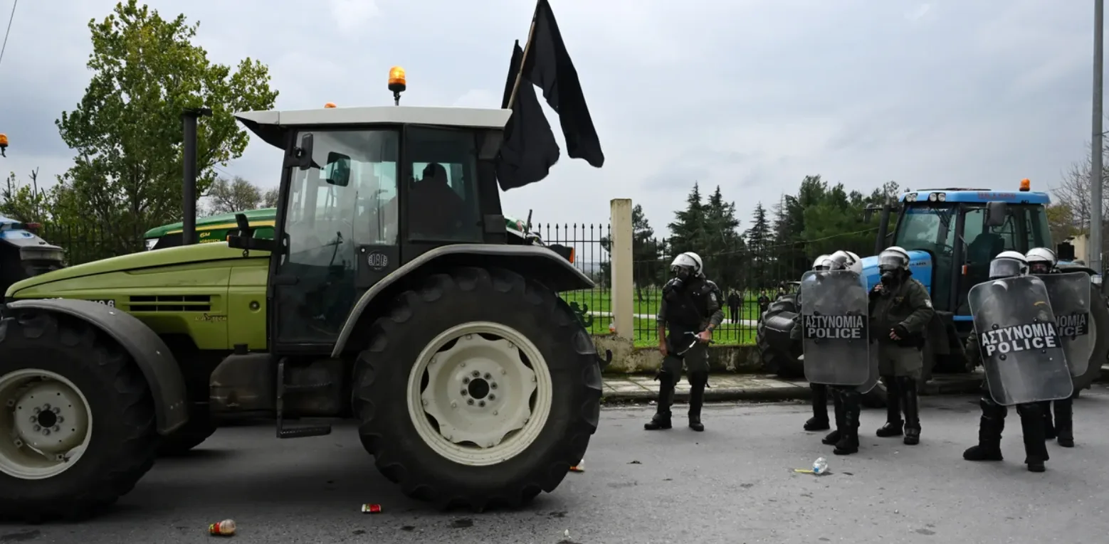 Κλιμακώνουν με νέα μπλόκα οι αγρότες- Δικογραφία για τον οδηγό τρακτέρ που κινήθηκε κατά αστυνομικών