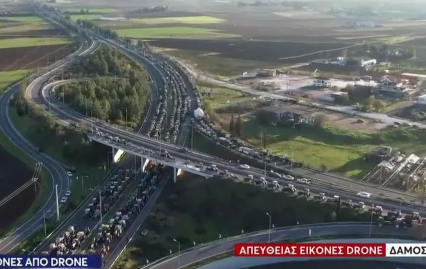  Χιλιάδες τρακτέρ στα μπλόκα των αγροτών- Συγκλονιστικό βίντεο από drone
