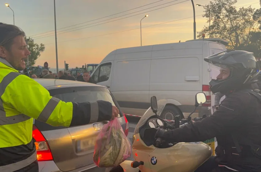  Πράσινα Φανάρια: Αγρότες μοίρασαν προϊόντα σε πολίτες ζητώντας συγγνώμη για την ταλαιπωρία