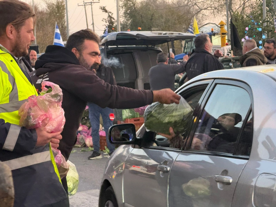 Πράσινα Φανάρια: Αγρότες μοίρασαν προϊόντα σε πολίτες ζητώντας συγγνώμη για την ταλαιπωρία 2 agrotes trofima 3