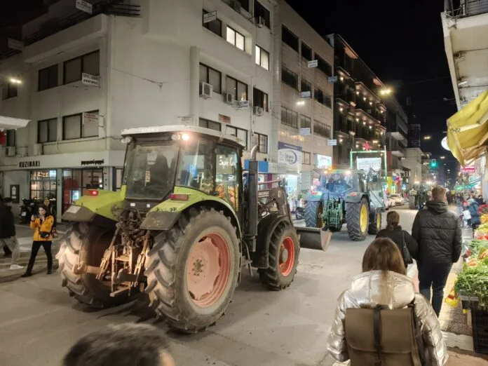  Σε κεντρικές πλατείες σε Βόλο και Λάρισα με τα τρακτέρ οι αγρότες (vid)