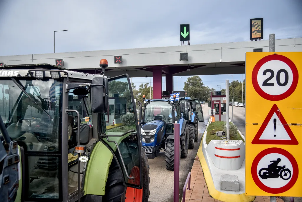 Νέα μπλόκα αγροτών– Επ’ αόριστον αποκλεισμός από Δευτέρα 8/12 του αεροδρομίου Ηρακλείου 6 agrotes11