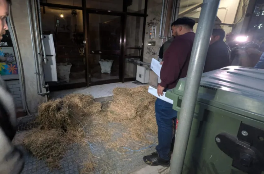  Λάρισα: Αγρότες διαμαρτύρονται έξω από γραφεία βουλευτών της Νέας Δημοκρατίας