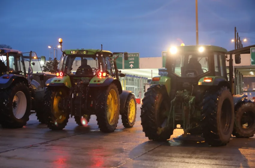  Αγρότες: Κλιμάκωση στα μπλόκα-Έκλεισε και το τελωνείο Προμαχώνα- Φωνές για αποκλεισμό στο αεροδρόμιο Μακεδονία