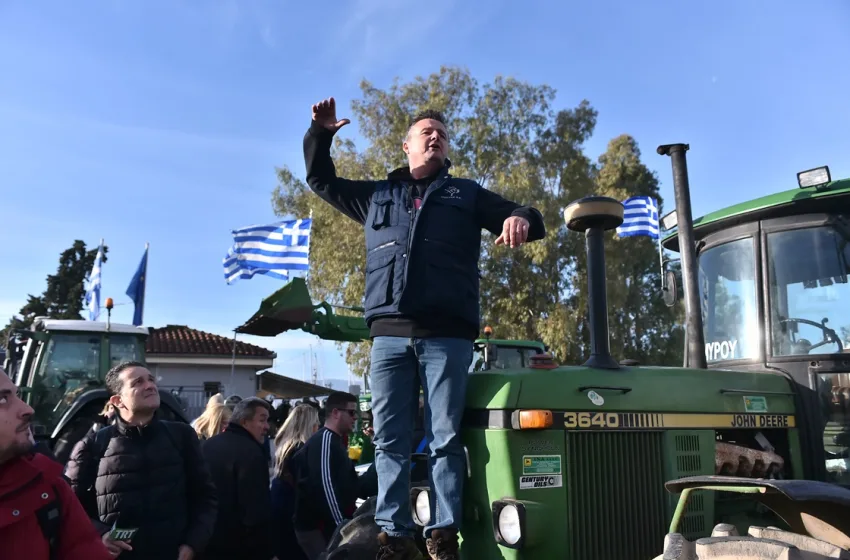  Βόλος: Κλειστές οι πύλες του λιμανιού- Παραμένουν οι αγρότες στον δρόμο- “Δεν θέλουμε αντιπαράθεση… “